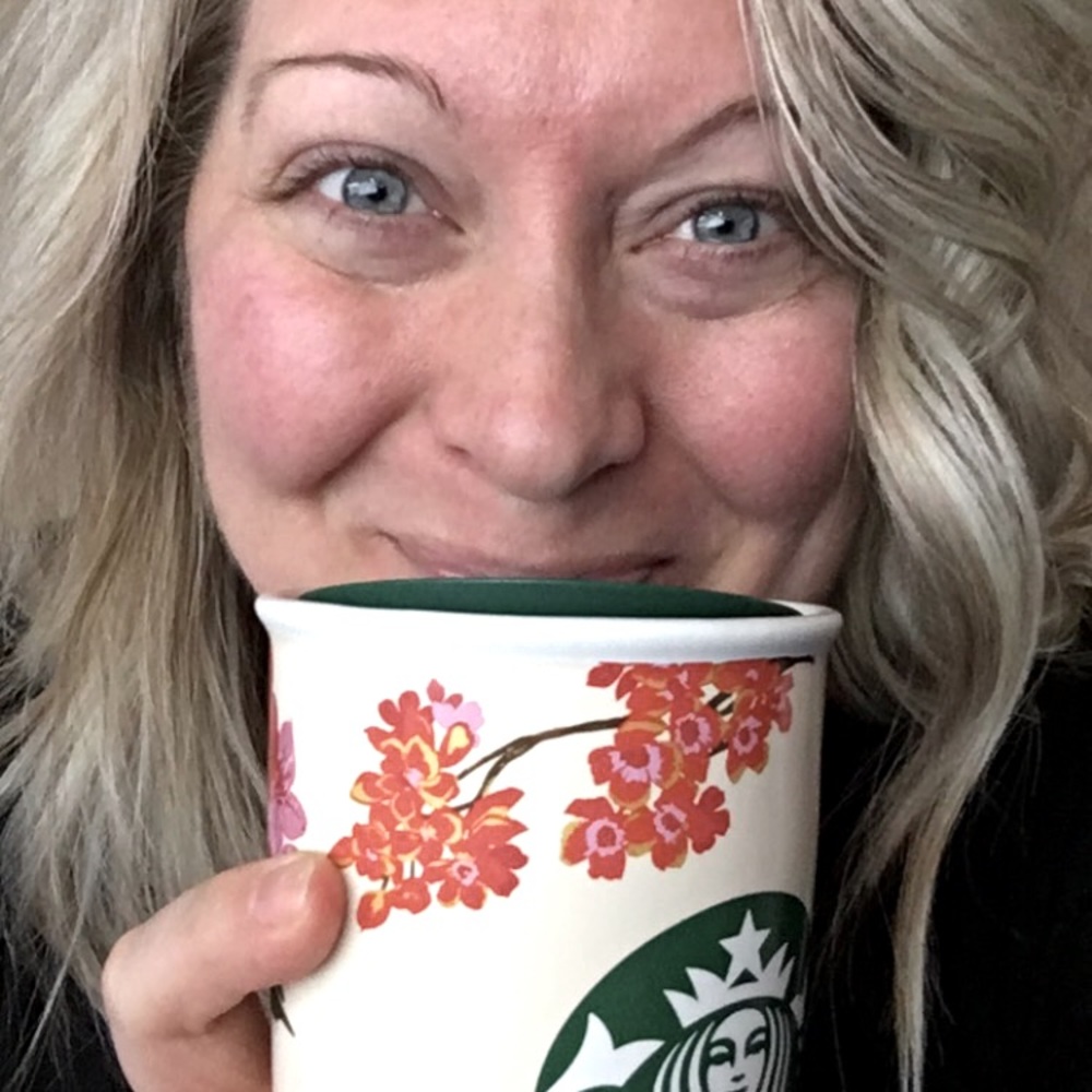Meet your Posher, Kelli ☕️🍩